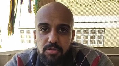 بطريقة مبتكرة وغريبة.. شاب يشجع منتخب مصر: بحسد المنافسين والسنغال هتفوز النهاردة | بث مباشر