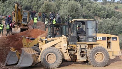 الجرافات تعيد ردم الجبل المحفور لـ إخراج الطفل ريان المغربي