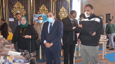سكرتير عام المنيا يفتتح معرض مكتبة مصر العامة