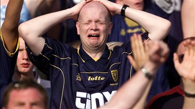 تلف خلايا المخ وجلطات.. استشاري نفسي يوضح أضرار التعصب أثناء مشاهدة المباريات