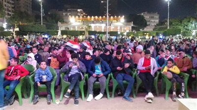 الآلاف يتوافدون على المقاهي والميادين بسوهاج لمتابعة مباراة المنتخب المصري | صور