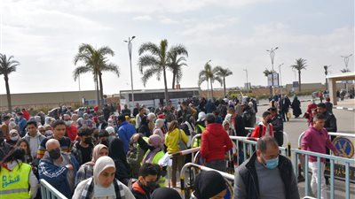 294 ألف زائر لمعرض القاهرة الدولي للكتاب 53 في يومه الحادي عشر | صور