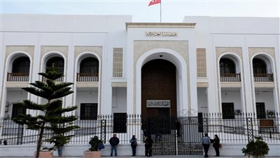 بعد قرار قيس بحله.. الشرطة التونسية تمنع أعضاء الأعلى للقضاء من دخول المجلس