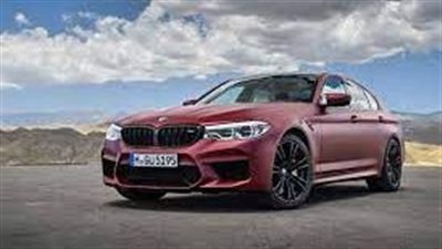 ميخائيل ليتفين.. مدون روسي يشعل النار عمدًا في سيارة BMW M5 