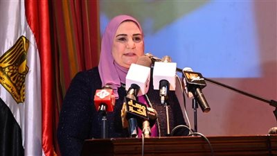 وزيرة التضامن: إعفاء من تمحو أميتها من نصف قيمة القرض الحاصلة عليه