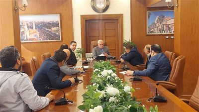 محافظ بورسعيد يناقش الخطوات التنفيذية لتطوير المرحلة الأولى من الممشى السياحي