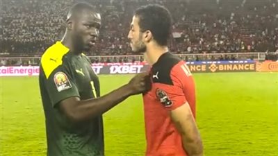 في لقطة جميلة.. كوليبالي يواسي محمود عبد المنعم وميندي يطلب قميص أبوجبل I فيديو