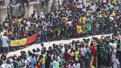 الآلاف ينتظرون وصول لاعبي منتخب السنغال في داكار للاحتفال بالبطولة | صور