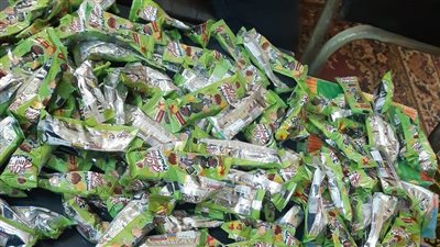 ضبط 640 عبوة مكرونة سريعة التحضير منتهية الصلاحية داخل محل بوسط الإسكندرية