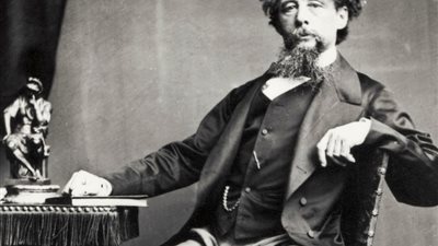 تشارلز ديكنز.. عمل داخل مصنع في طفولته واخترع لونًا جديدًا في الأدب