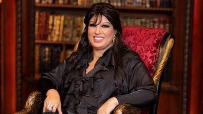 بعد 10 أيام على وفاة شقيقتها.. فيفي عبده تظهر بـ شيشة وبدلة رقص | صورة