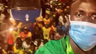 بعثة المنتخب السنغالي تحتفل مع شعبها بعد التتويج بكأس الأمم الإفريقية | صور