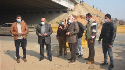 محافظ الجيزة يوجه رئيس حي الطالبية بإزالة المعوقات لضمان انتظام العمل بممشى المريوطية