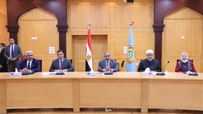 رئيس هيئة تعليم الكبار يشيد بجهود جامعة الأزهر في مجال محو الأمية