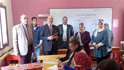 وكيل تعليم سوهاج يتفقد أعمال تصحيح امتحانات الشهادة الإعدادية | صور 
