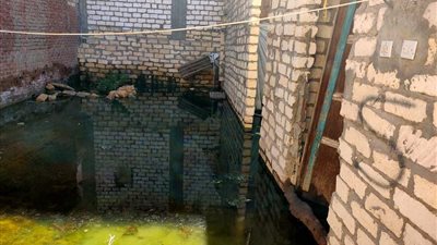 أهالي قرية الحجاز بالإسماعيلية يستغيثون بالمسؤولين: مياه المجاري دخلت علينا البيوت 