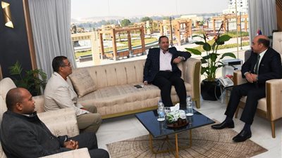 محافظ أسوان ينسق مع الأبنية التعليمية إنشاء أكبر مجمع للمدارس بطريق السماد