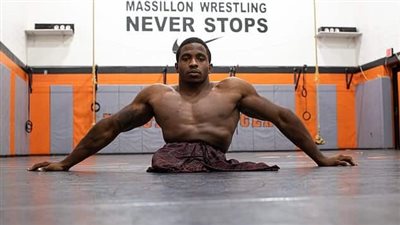 أمريكي يدخل موسوعة جينيس كأسرع رجل يسير على يديه.. ما التفاصيل؟