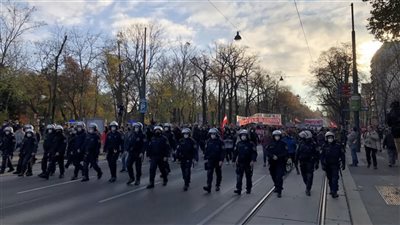 الفوضى تجتاح أوروبا.. حرب على الأبواب بأوكرانيا وغضب شعبي في بريطانيا وهروب رئيس وزراء كندا