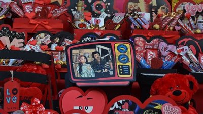 قلة حبنا.. بوكس سمير غانم بمسرحية المتزوجون أبرز تقاليع عيد الحب ببورسعيد | صور وفيديو