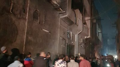 الدفع بـ4 سيارات إطفاء للسيطرة على حريق مصنع أحذية بـ شبرا الخيمة | صور