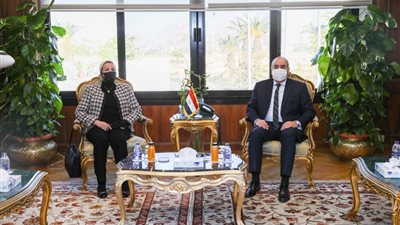 تدريبات للعاملين بالمطارات ودعايا لمؤتمر المناخ.. تفاصيل اجتماع وزيرا البيئة والطيران المدني 