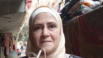 تُجيد الفرنسية وعملت مضيفة طيران ومرشدة سياحية.. قصّة كفاح السيدة علياء في جمع القمامة بشوارع شبرا | بث مباشر