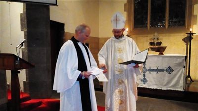 المطران أنطوني بول المساعد يعين قسًا جديدًا ويثبت 64 عضوًا بالكنيسة الأسقفية بجامبيلا