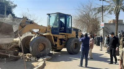 إزالة 19 حالة تعدٍ بالبناء على الأراضي الزراعية ونهر النيل بسوهاج | صور