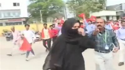 عقب قرار منع دخول المحجّبات.. فتاة مسلمة تُواجه الجماعات الهندوسية بعد منعها من دخول جامعتها بالهند | فيديو