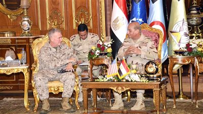 وزير الدفاع والإنتاج الحربي يلتقي قائد القيادة المركزية الأمريكية | صور