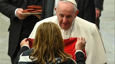والدة كريستيانو رونالدو تهدي البابا فرنسيس قميص نجلها | صور