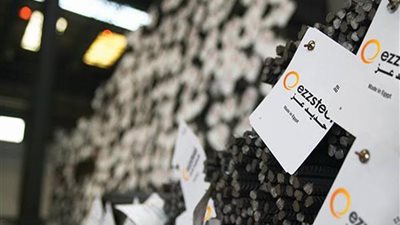 حديد عز تطالب وزارة التجارة والصناعة باستمرار العمل بالرسوم الحمائية لواردات البيليت وحديد التسليح