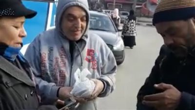 سائق يعيد مبلغا ماليّا كبيرا لسيدة نسيته بالأتوبيس في طنطا: ما أقبلش على ولادي فلوس حرام