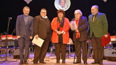 بعد تكريمه من وزيرة الثقافة.. تعرف على أهم أعمال الفنان فاروق فلوكس 