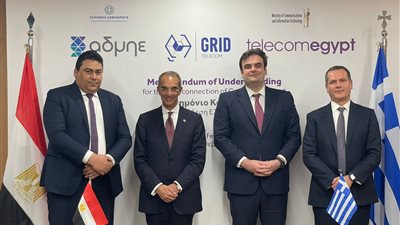 وزير الاتصالات يشهد توقيع مذكرة تفاهم للربط بين مصر واليونان عبر الكابلات البحرية