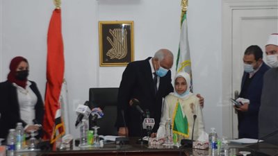 محافظ الجيزة يكرم الطفلة شيرين الحاصلة على المركز الأول في المسابقة العالمية للقرآن الكريم