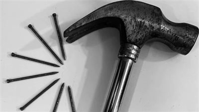 شرطة باكستان تبحث عن مشعوذ دق مسمارا في رأس امرأة حامل كي تُنجب ذكرًا