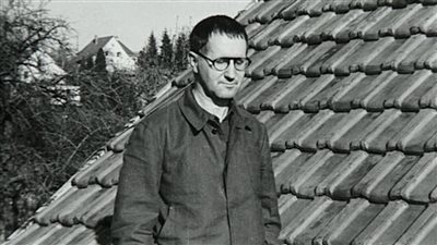 في ذكرى ميلاده.. تعرف على برتولت بريشت أهم كتاب المسرح في القرن العشرين