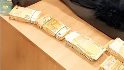 شخص يزعم استبدال عملاته الأجنبية بأموال محلية في مطار القاهرة.. والأمن يكشف كذبه