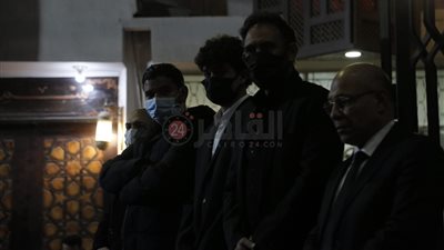 أول صورة لعمرو مصطفى من عزاء والدته