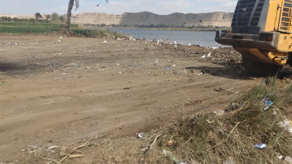 رفع قمامة من أرض