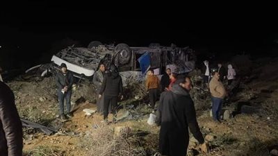 مصرع شخص وإصابة 15 آخرين في حادث انقلاب أتوبيس بطريق مطروح الإسكندرية