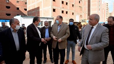 محافظ أسيوط ورئيس هيئة الأبنية التعليمية يتفقدان أعمال إنشاء مدرسة التجاريين الرسمية لغات 