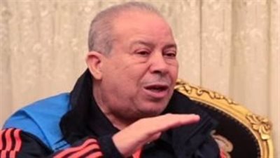 إسعاف الكابتن محمود أبو رجيلة بعد إصابته بإعياء خلال الإدلاء بصوته في انتخابات الزمالك