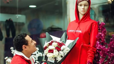 بعد زواجه الوهمي بـ 4 فتيات.. شاب قناوي يرتبط بـ مانيكان قبل عيد الحب: لما يجي الفلانتين وأنت مالكش حبيب