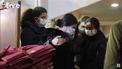 غياب نجوم الفن عن عزاء شقيق شمس البارودي.. وانهيار أسرة الراحل من البكاء | بث مباشر