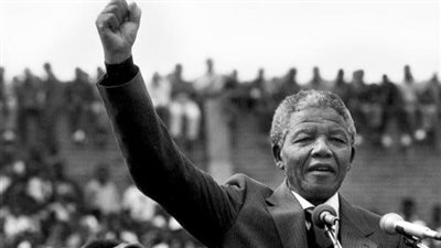 نيلسون مانديلا.. دفع سنوات حياته وحريته مقابل رفضه للأنظمة العنصرية