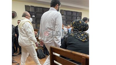 ترينج وشال وساعة رولكس.. أول ظهور لـ حسن راتب داخل المحكمة في قضية الآثار الكبرى | صور