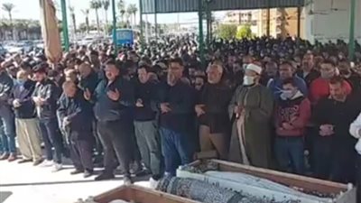 أهالي بورسعيد يؤدون صلاة الجنازة على شاعر المقاومة الشعبية عم كامل عيد | صور وفيديو 